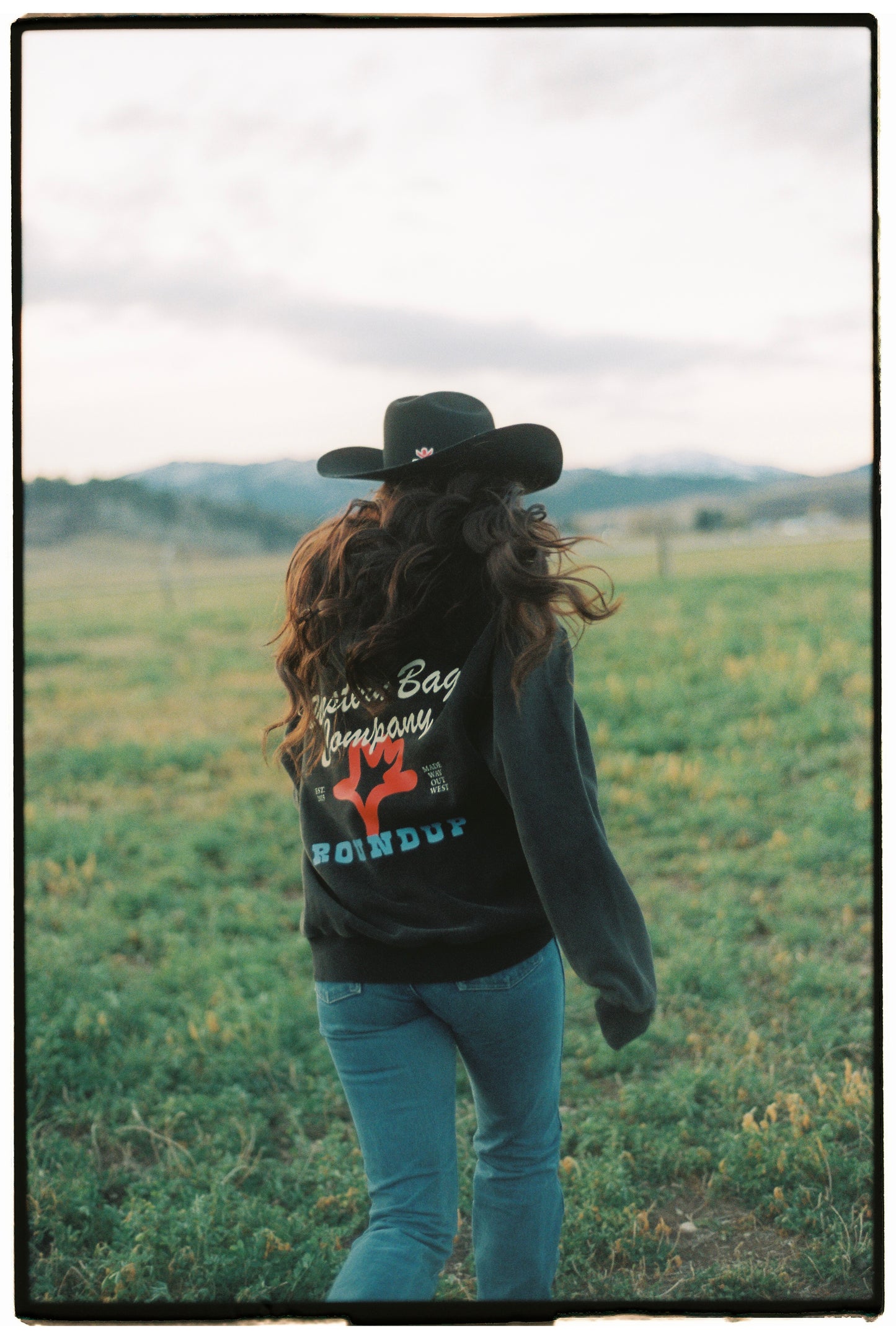 The Roundup Fleece Cropped Hoodie - Washed Black